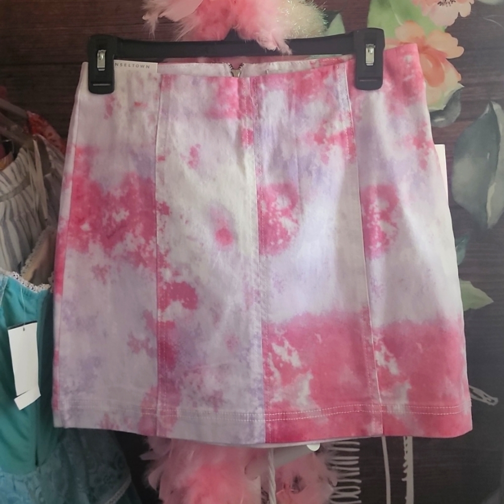 Tinseltown the seamed mini skirt the perfect skirt. Brand new sz small
